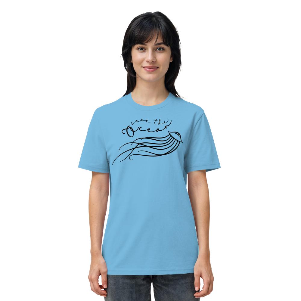 Vegan und Bio Unisex Shirt: Jellyfish - Save the Ocean zeigt eine filigrane Qualle mit dem Slogan auf einem Modell, betont Nachhaltigkeit und Naturschutz.