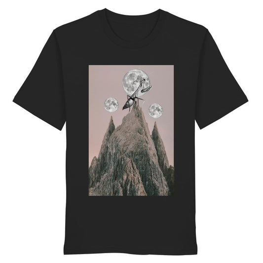 Vegan und Bio Unisex Shirt: Gottesanbeterin mit surrealem Design zeigt eine riesige Ameise auf Bergspitze, umgeben von drei Vollmonden, aus 100% Bio-Baumwolle.