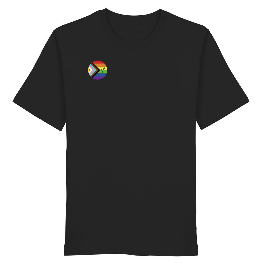 Vorderansicht des schwarzen T-Shirts mit kleinem Progress-Pride-Badge und grünem Y auf der Brust. Produkt: Vegan und Bio Unisex Shirt: LGBTQIA+ VEGAN.