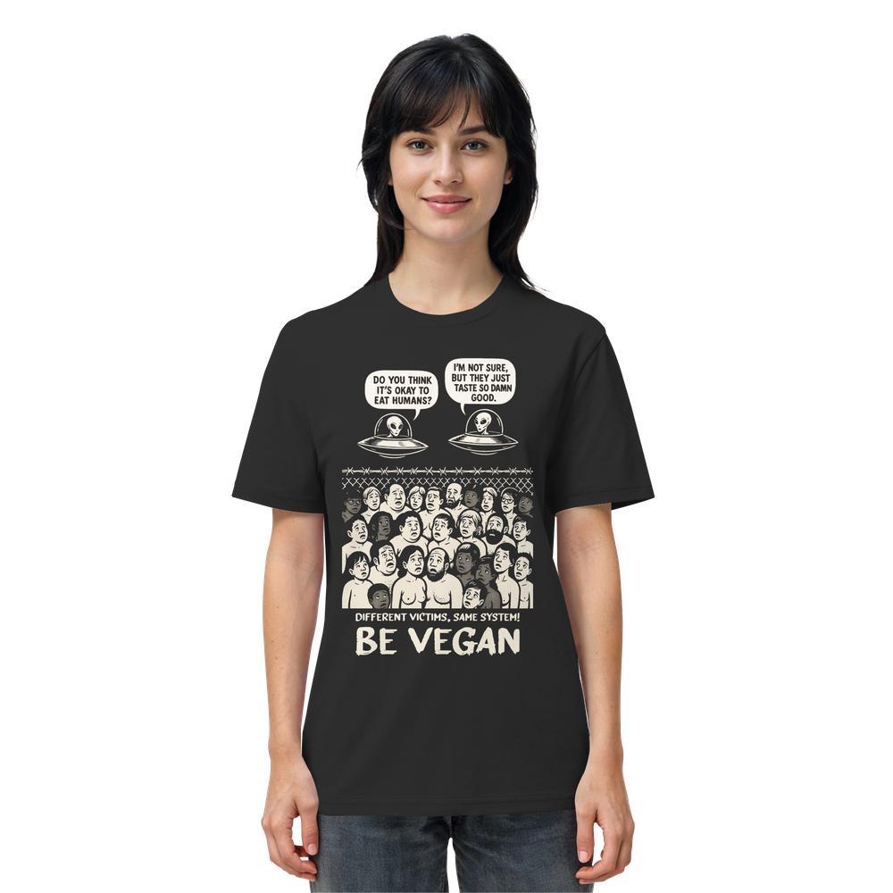 Schwarzes T-Shirt mit Cartoon-Design: Aliens diskutieren über Menschenkonsum, darunter Different victims, same system! BE VEGAN. aus 100 % Biobaumwolle.
