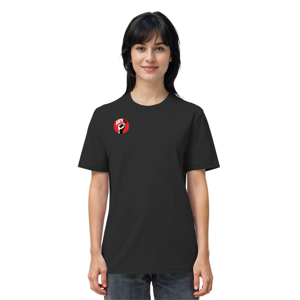 Person trägt ein schwarzes T-Shirt mit kleinem roten ANTIFA-Emblem auf der Brust, aus veganer Bio-Baumwolle. Produkt: Vegan und Bio Unisex Shirt: Antifa - Gemeinsam gegen Rechts.