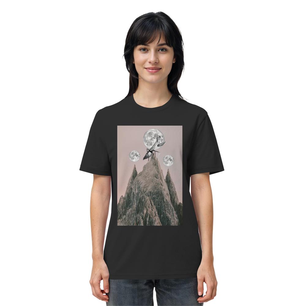 Person trägt ein Vegan und Bio Unisex Shirt: Gottesanbeterin mit surrealem Design: Bergspitze, übergroße Gottesanbeterin, drei Monde am Himmel.