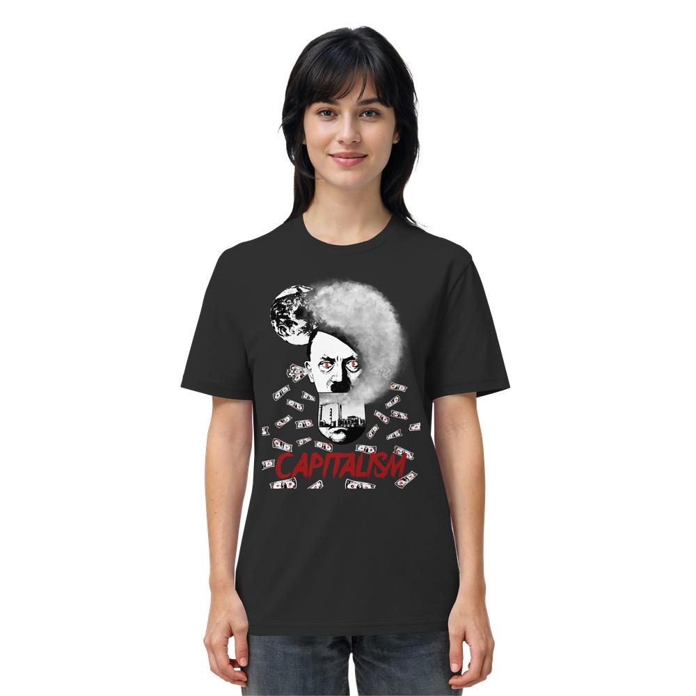 Person trägt das Vegan und Bio Unisex Shirt: Capitalism vs. Earth - The Money Game mit satirischer Hitler-Grafik, rotem CAPITALISM-Schriftzug, umgeben von Geldscheinen und Stadtsilhouette.