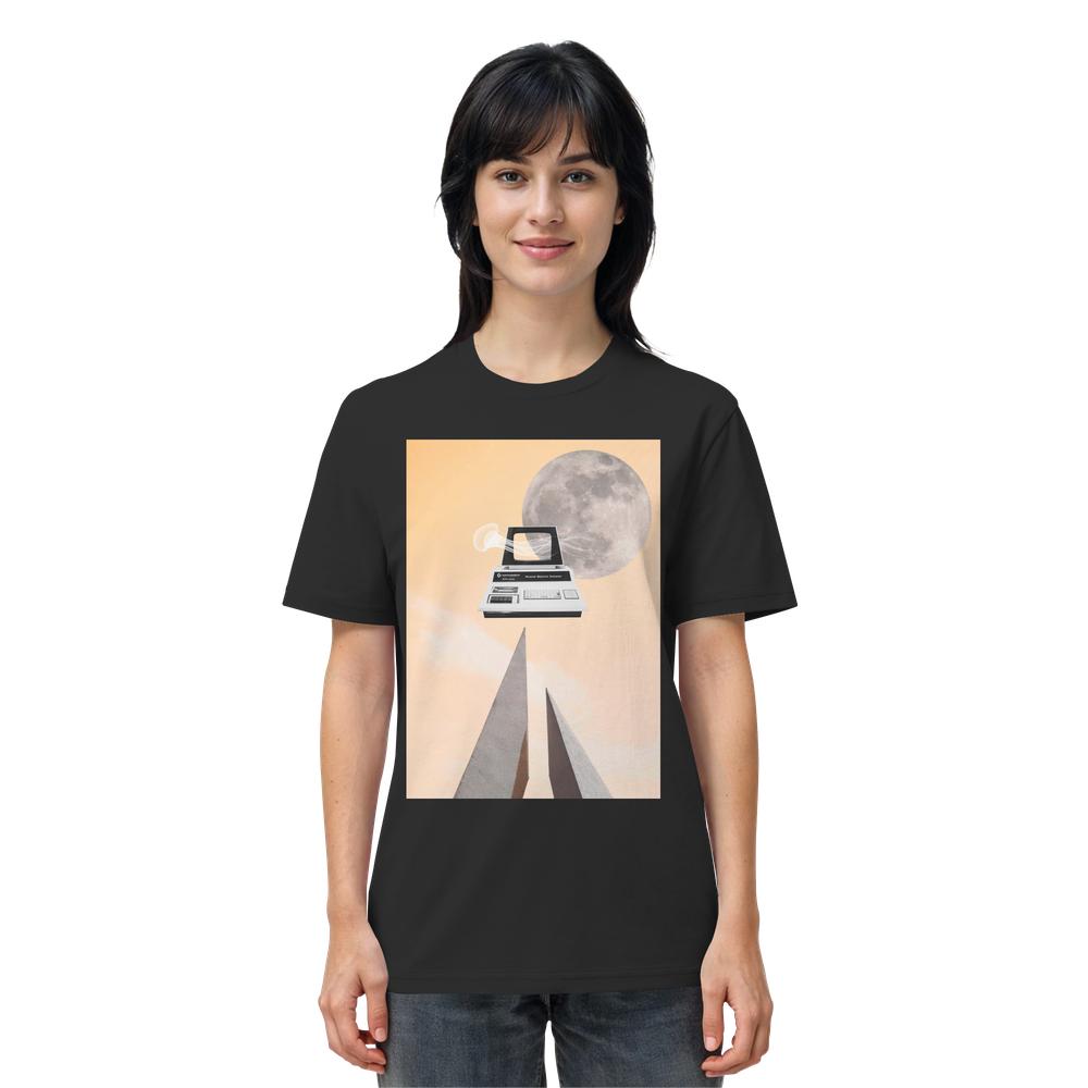 Person trägt ein schwarzes T-Shirt mit Grafik: Retro-Computer über zwei V-förmigen Säulen, Mond im Hintergrund. Titel: Vegan und Bio Unisex Shirt: Retro Nerd.