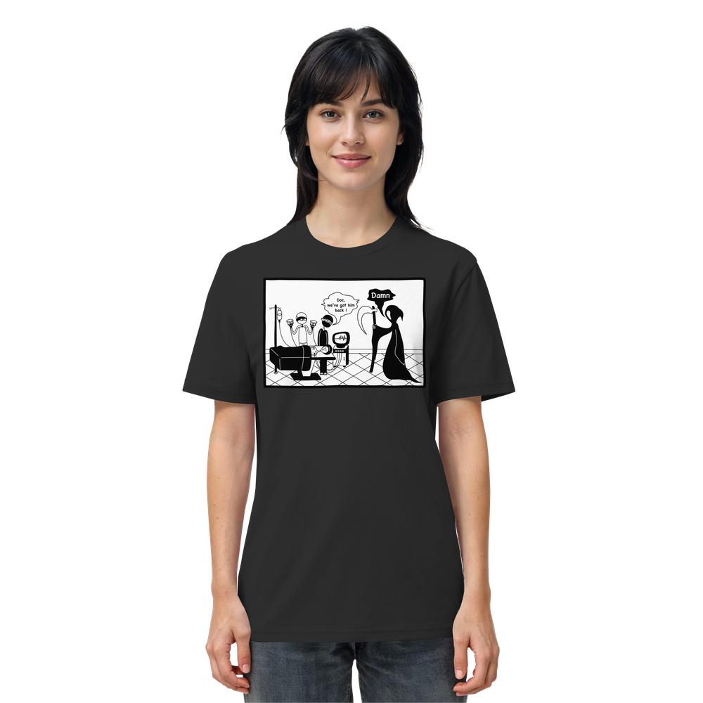 Person trägt schwarzes T-Shirt mit Cartoon-OP-Szene: Ärzte jubeln, der Sensenmann enttäuscht. Vegan und Bio Unisex Shirt: Comicstripe - The Reaper, aus 100% Bio-Baumwolle.