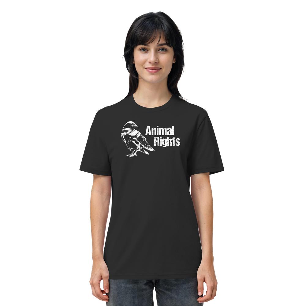 Person trägt schwarzes T-Shirt mit weißem Vogelgrafik und Animal Rights-Schriftzug. Produkt: Vegan und Bio Unisex Shirt: Raven - Animal Rights, aus 100% Bio-Baumwolle.