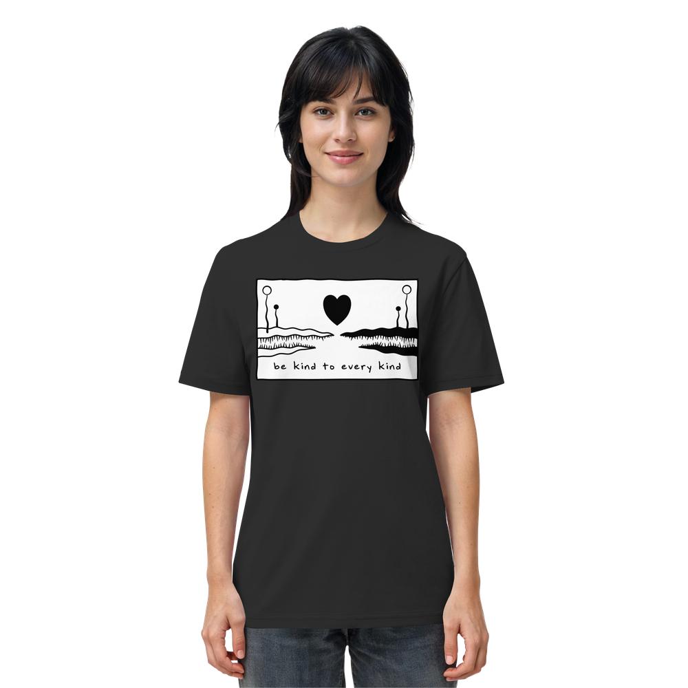 Person trägt ein schwarzes T-Shirt mit weißem Grafikdesign: zwei abstrakte Landschaftsskizzen, schwarzes Herz in der Mitte, Slogan „be kind to every kind“.