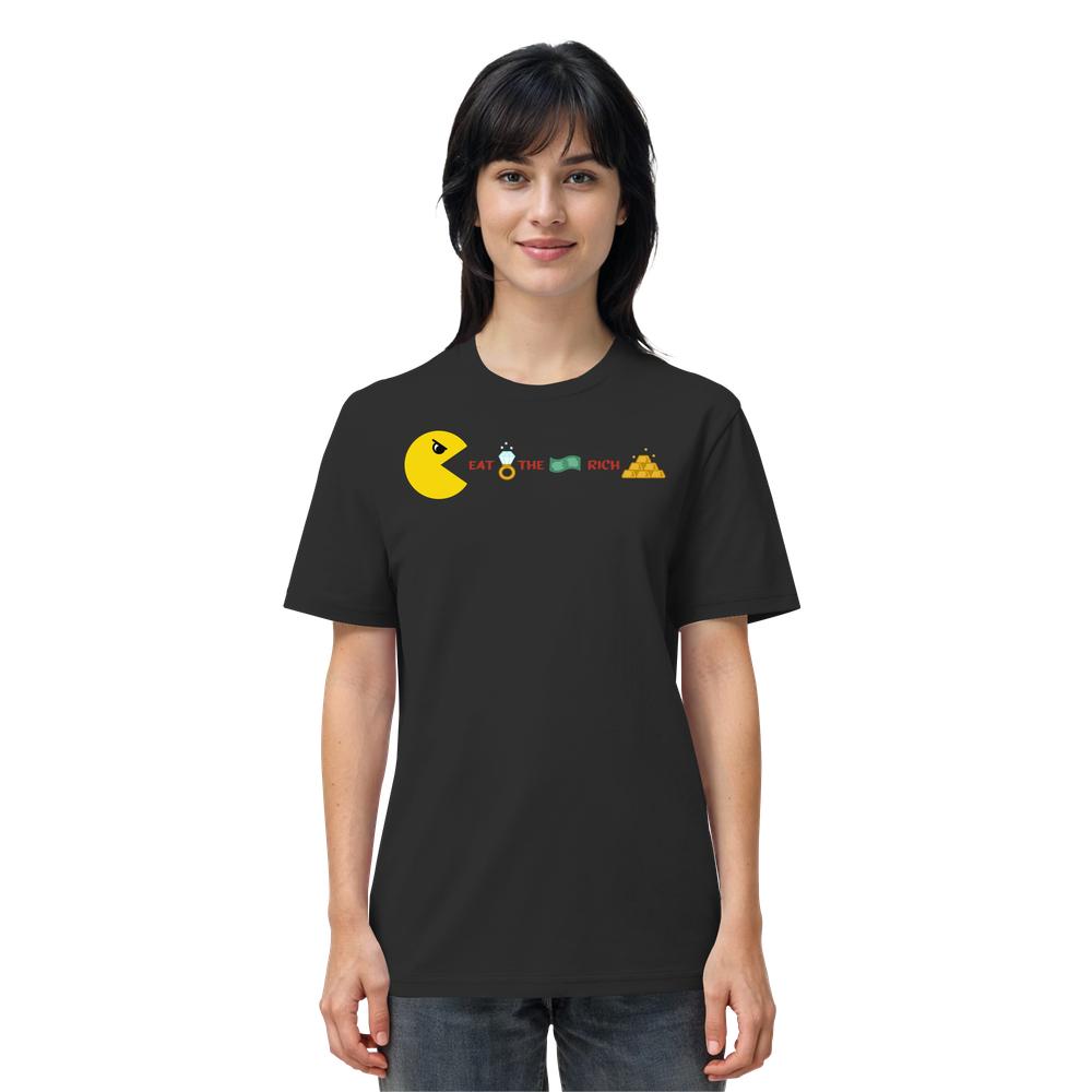 Modell trägt das Vegan und Bio Unisex Shirt: PAC-MAN - Eat the rich mit grafischem Design aus Pac-Man, Diamantring, Geldschein und Goldbarren, 100% Bio-Baumwolle.