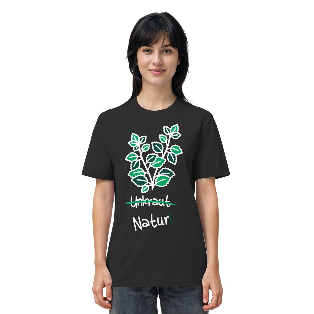 Frau trägt schwarzes Shirt mit grünem Pflanzenmotiv und dem Text „Unkraut“ durchgestrichen, „Natur“ darunter. Produkt: Vegan und Bio Unisex Shirt: Brennnessel - Naturschutz.