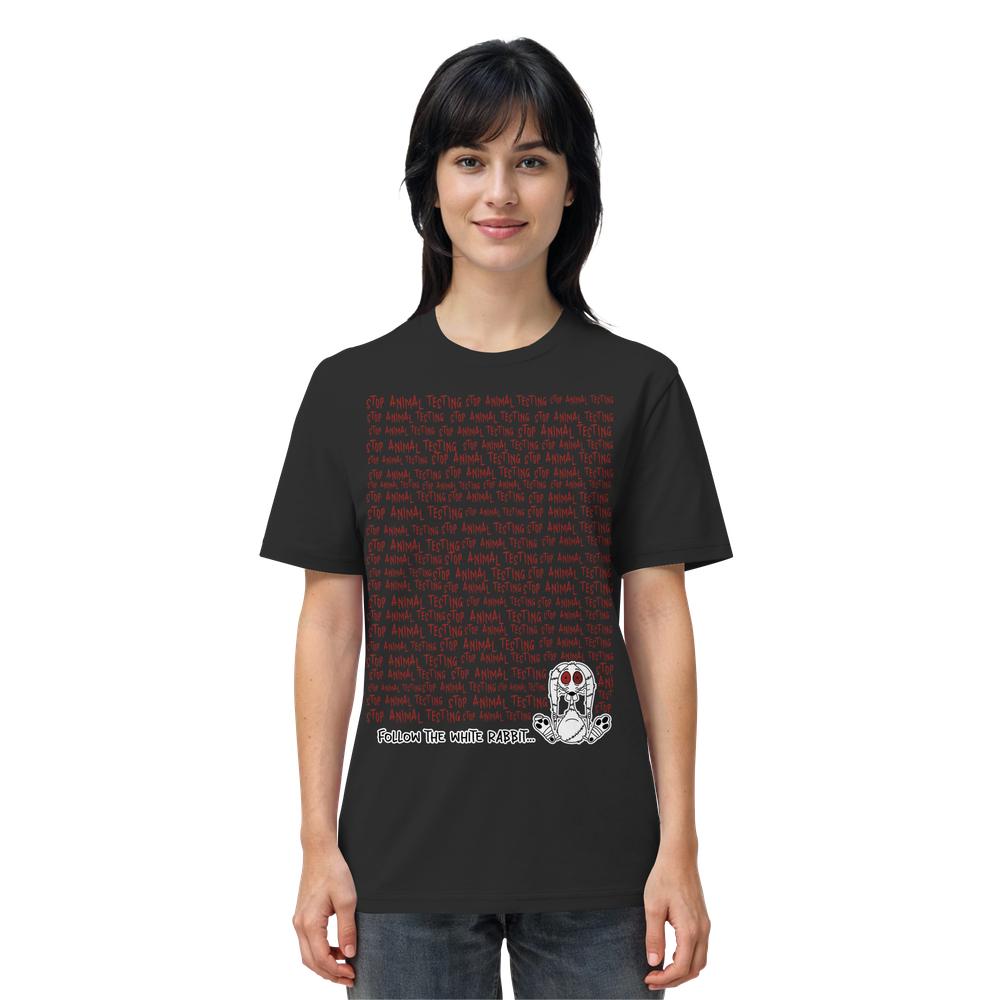 Person trägt schwarzes T-Shirt mit rotem STOP ANIMAL TESTING-Textblock, darunter ein besorgtes weißes Cartoon-Häschen und Slogan FOLLOW THE WHITE RABBIT…. Vegan und Bio Unisex Shirt.