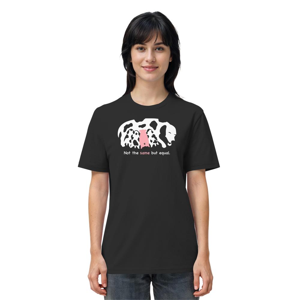 Person trägt schwarzes T-Shirt Vegan und Bio Unisex Shirt: Animal equality mit Hundesilhouette und Slogan Not the same but equal, symbolisiert Liebe und Gleichheit.