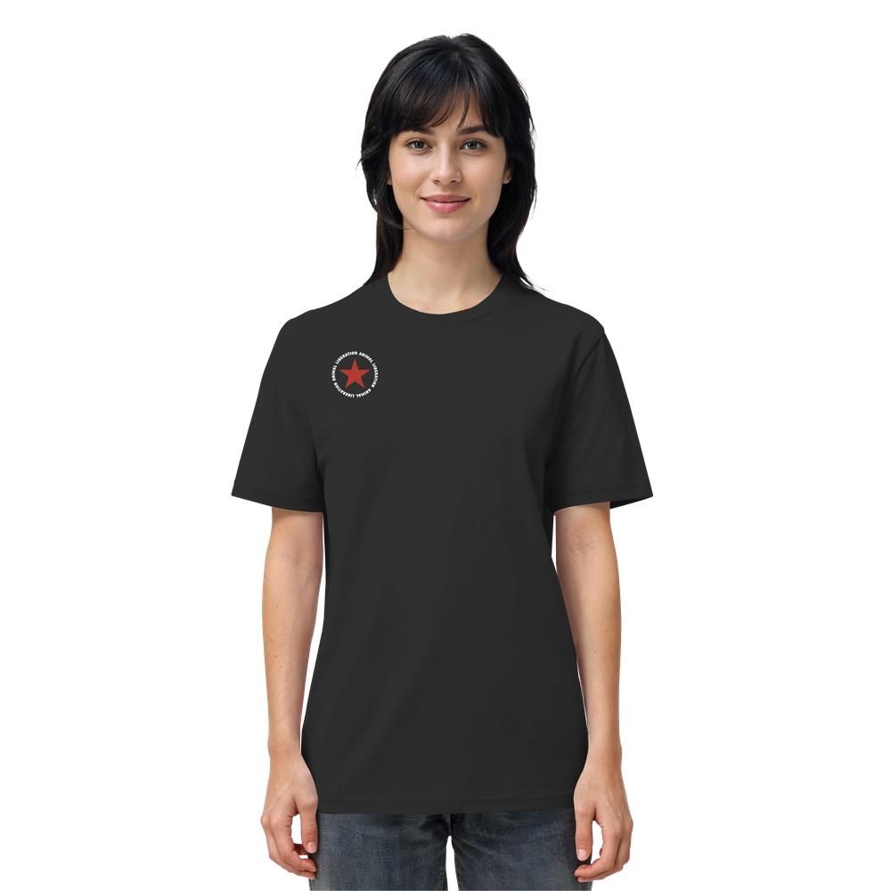 Junge Frau trägt das Vegan und Bio Unisex Shirt: Red Star - Animal Liberation, schwarzes T-Shirt mit rotem Stern-Logo, aus 100 % Bio-Baumwolle.