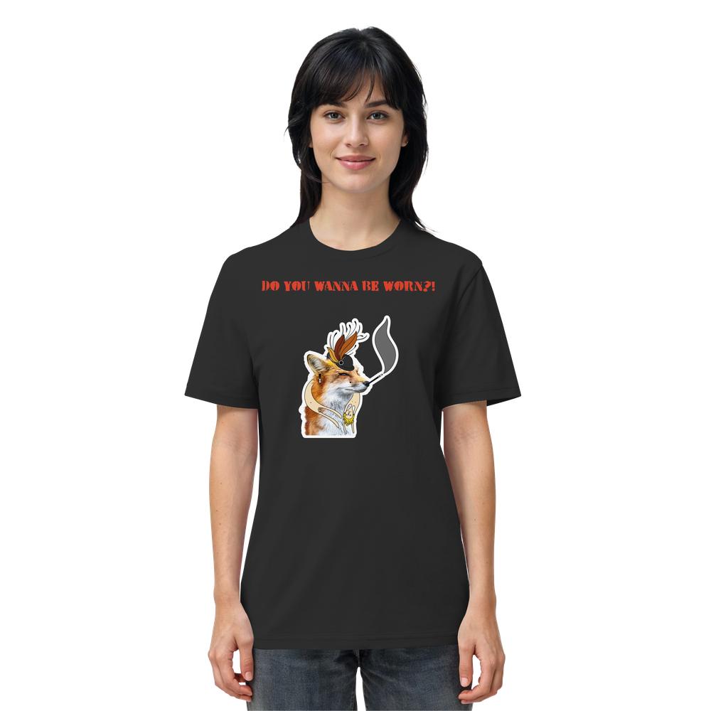 Frau trägt schwarzes T-Shirt mit Fuchsillustration und Slogan DO YOU WANNA BE WORN?!, Teil der veganen und nachhaltigen Kollektion Vegan und Bio Unisex Shirt: Mrs. Fox demonstriert gegen Pelz!.
