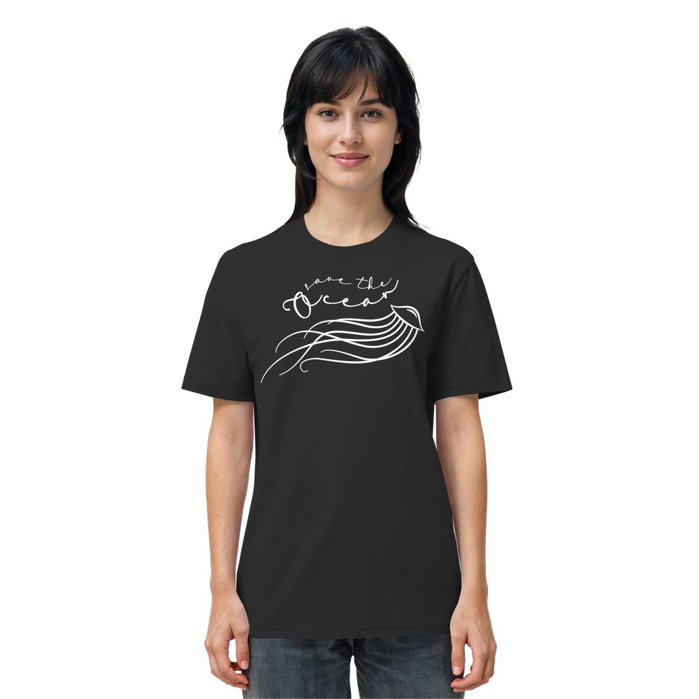 Person trägt das Vegan und Bio Unisex Shirt: Jellyfish - Save the Ocean mit stilisierter Qualle und Aufruf zum Meeresschutz, aus 100% Bio-Baumwolle.
