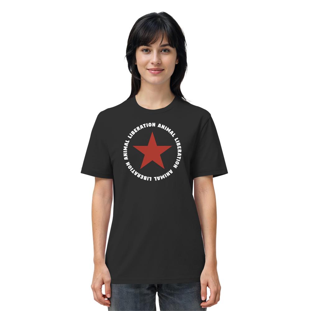 Person trägt das Vegan und Bio Unisex Shirt: Red Star and Animal Liberation, schwarzes T-Shirt mit rotem Stern und ANIMAL LIBERATION-Text, symbolisiert Tierrechte.