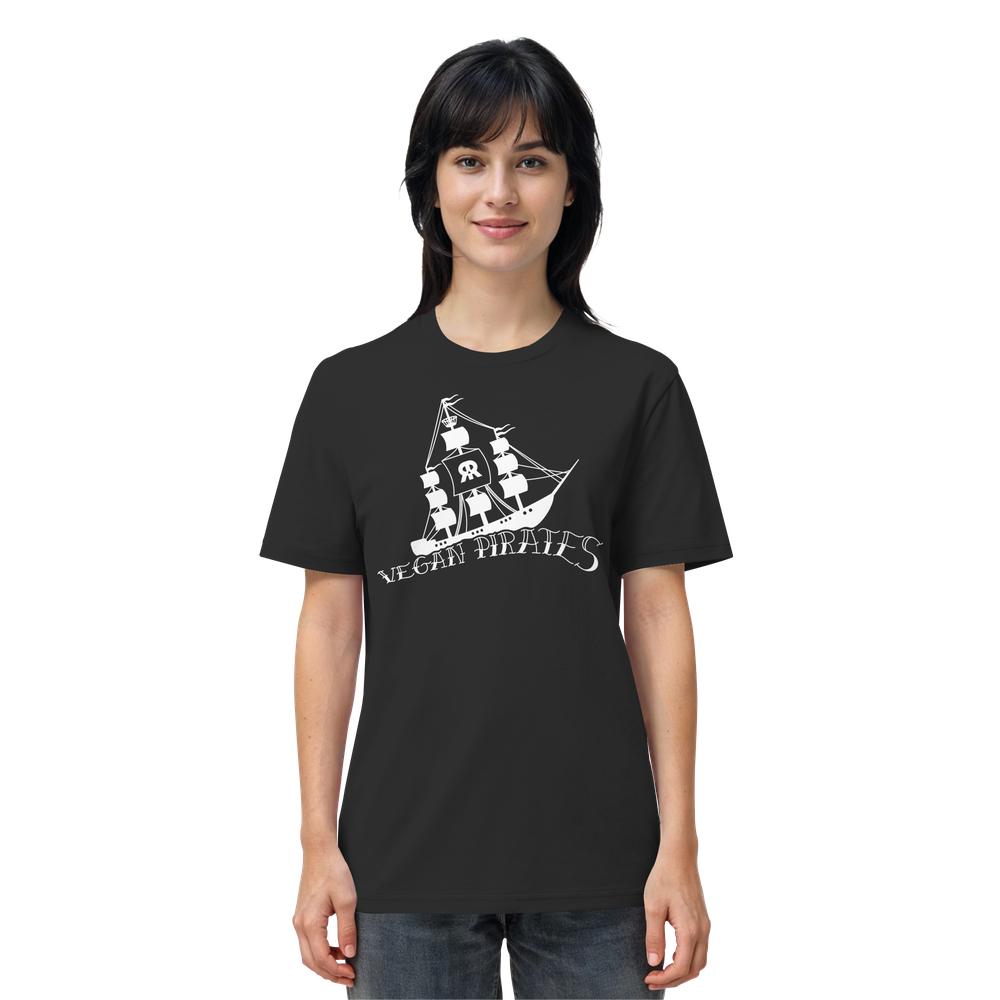 Frau im Vegan und Bio Unisex Shirt: Vegan Pirates mit weißem Piratenschiff-Motiv und Schriftzug. Hergestellt aus 100% Bio-Baumwolle von RUDE REBEL.