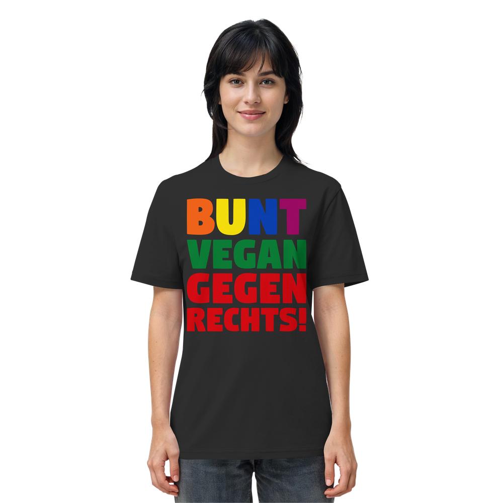 Junge Frau trägt das Vegan und Bio Unisex Shirt: BUNT, VEGAN und GEGEN RECHTS! in Schwarz, das Toleranz und Tier- sowie Menschenrechte thematisiert.