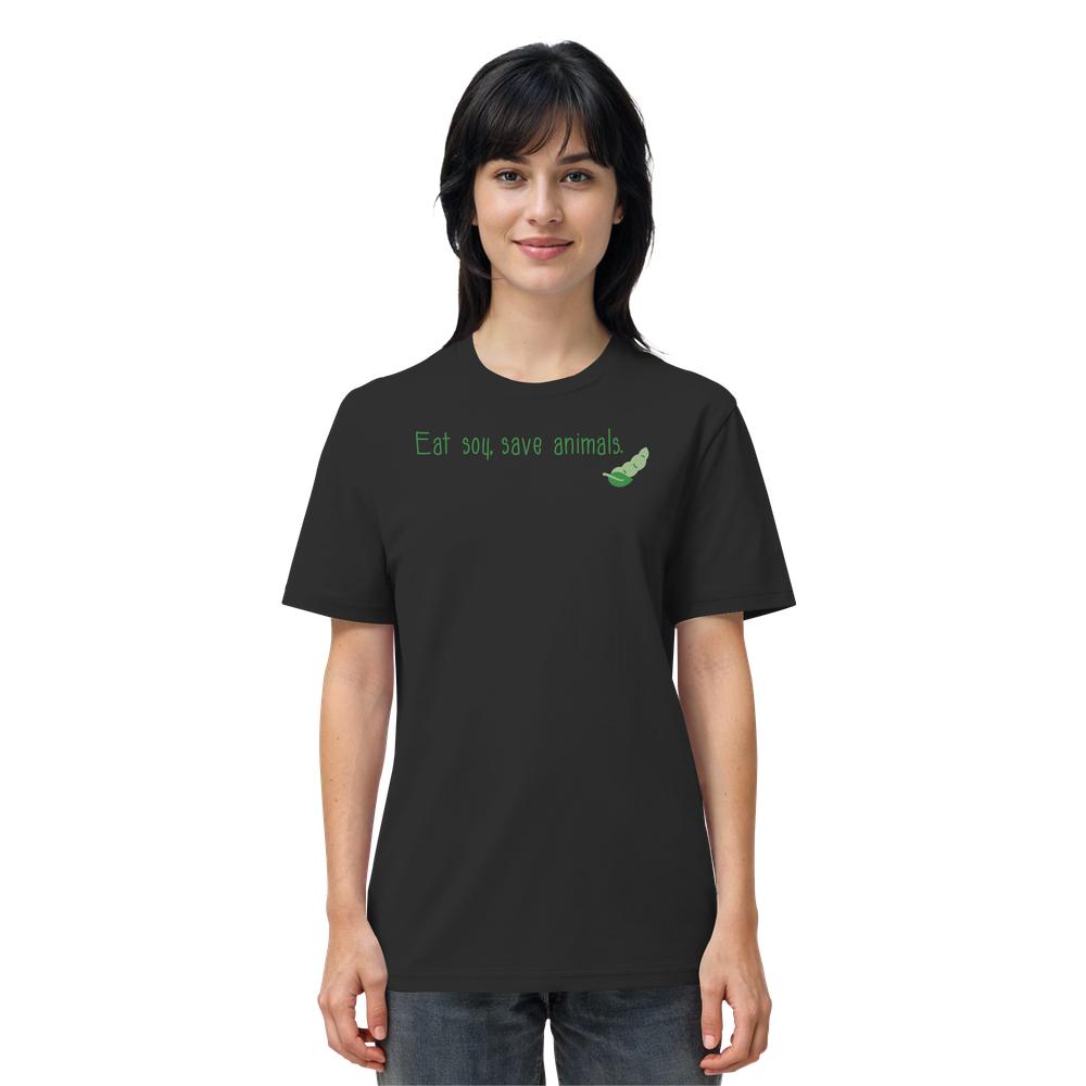 Frau trägt das Vegan und Bio Unisex Shirt: Veganism - Eat soy, save animals. mit grünem Schriftzug und Sojabohne. Baumwoll-T-Shirt von RUDE REBEL, normaler Schnitt.