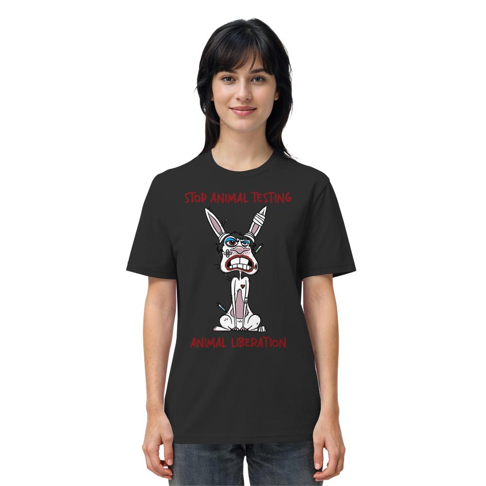 Frau trägt das Vegan und Bio Unisex Shirt: White rabbit - STOP ANIMAL TESTING! mit Cartoon-Hase und Botschaft gegen Tierversuche, aus 100% Bio-Baumwolle von RUDE REBEL.