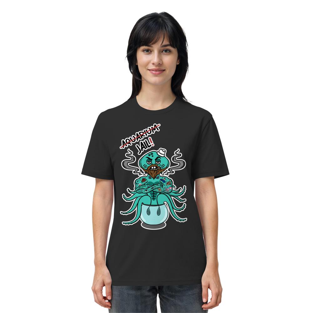 Frau trägt schwarzes Bio-T-Shirt Vegan und Bio Unisex Shirt: Animal Rights - Aquarium=Jail! mit Cartoon eines tätowierten Oktopus auf Toilette, rebellisches Design für Tierrechte.