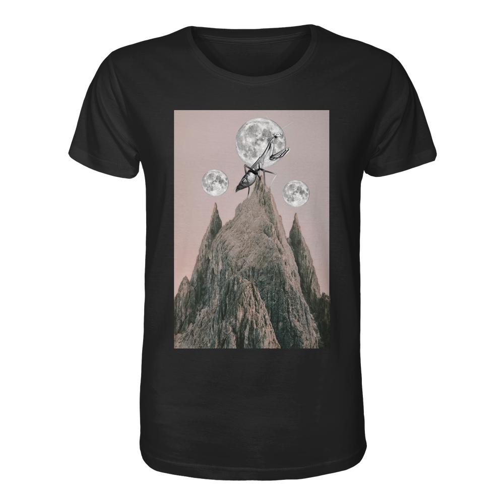 Vegan und Bio Unisex Shirt: Gottesanbeterin, zeigt eine surrealistische Grafik mit einem übergroßen Insekt auf einem Berggipfel vor rosa Himmel und drei Monden.
