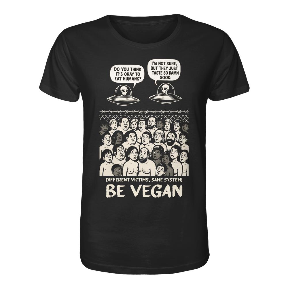 Schwarzes T-Shirt mit Cartoon-Design: Aliens diskutieren das Essen von Menschen. Slogan: Different victims, same system! BE VEGAN. Veganes Bio-Unisex-Shirt von RUDE REBEL.