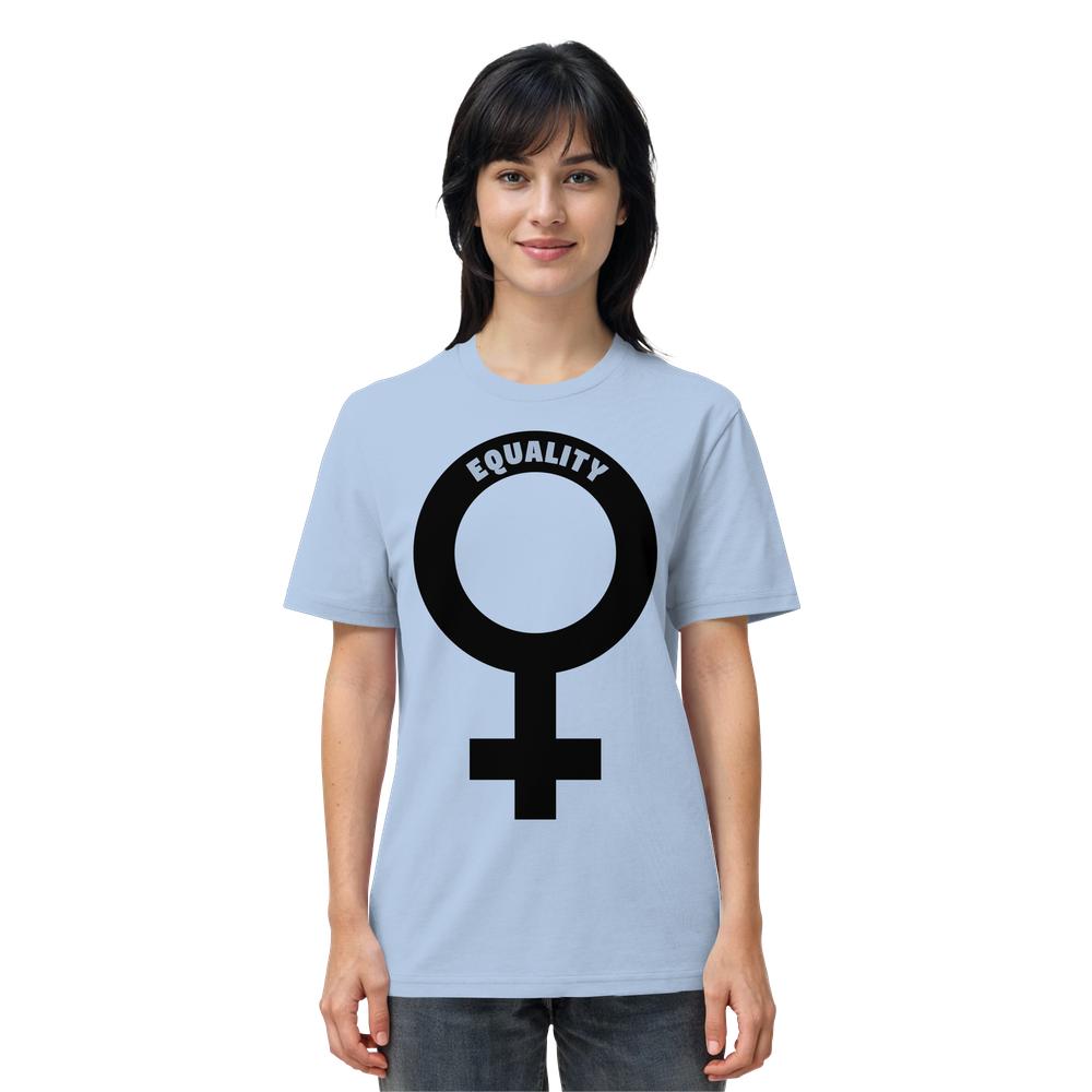 Frau trägt das Vegan und Bio Unisex Shirt: Das Venussymbol mit dem Aufdruck EQUALITY in Schwarz, symbolisiert Gleichberechtigung. Aus 100% Bio-Baumwolle, normale Passform.