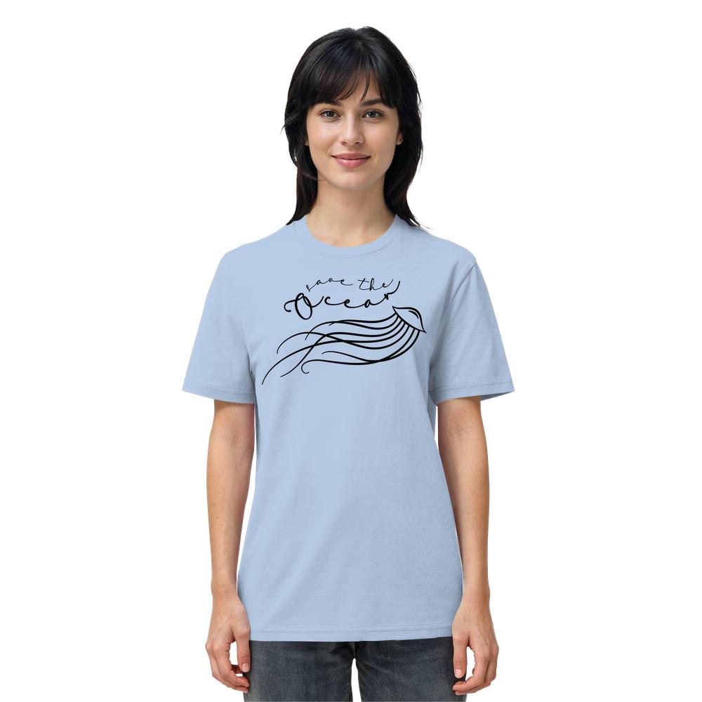 Frau trägt das vegane und bio Unisex Shirt Jellyfish - Save the Ocean mit Quallenmotiv und Slogan, betont Umweltschutz und Nachhaltigkeit.