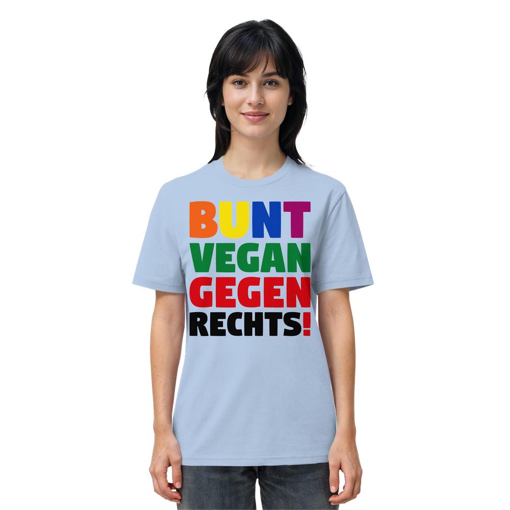 Person trägt das Vegan und Bio Unisex Shirt: BUNT, VEGAN und GEGEN RECHTS! mit farbigem Schriftzug, symbolisiert Toleranz und Nachhaltigkeit, auf weißem Hintergrund.
