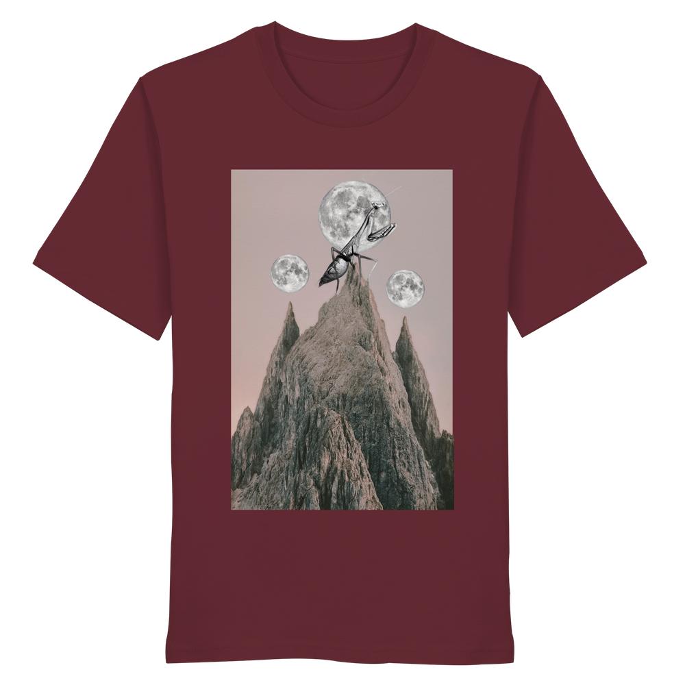Vegan und Bio Unisex Shirt: Gottesanbeterin mit surrealem Grafiken-Design zeigt Insekt auf Berggipfel unter drei Monden, 100% Bio-Baumwolle, nachhaltige Mode von RUDE REBEL.