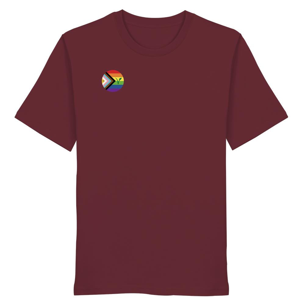 Veganes und biologisches Unisex-Shirt mit normalem Schnitt, zeigt ein kleines Progress Pride-Emblem mit veganem V auf der linken Brust, aus 100% Bio-Baumwolle.