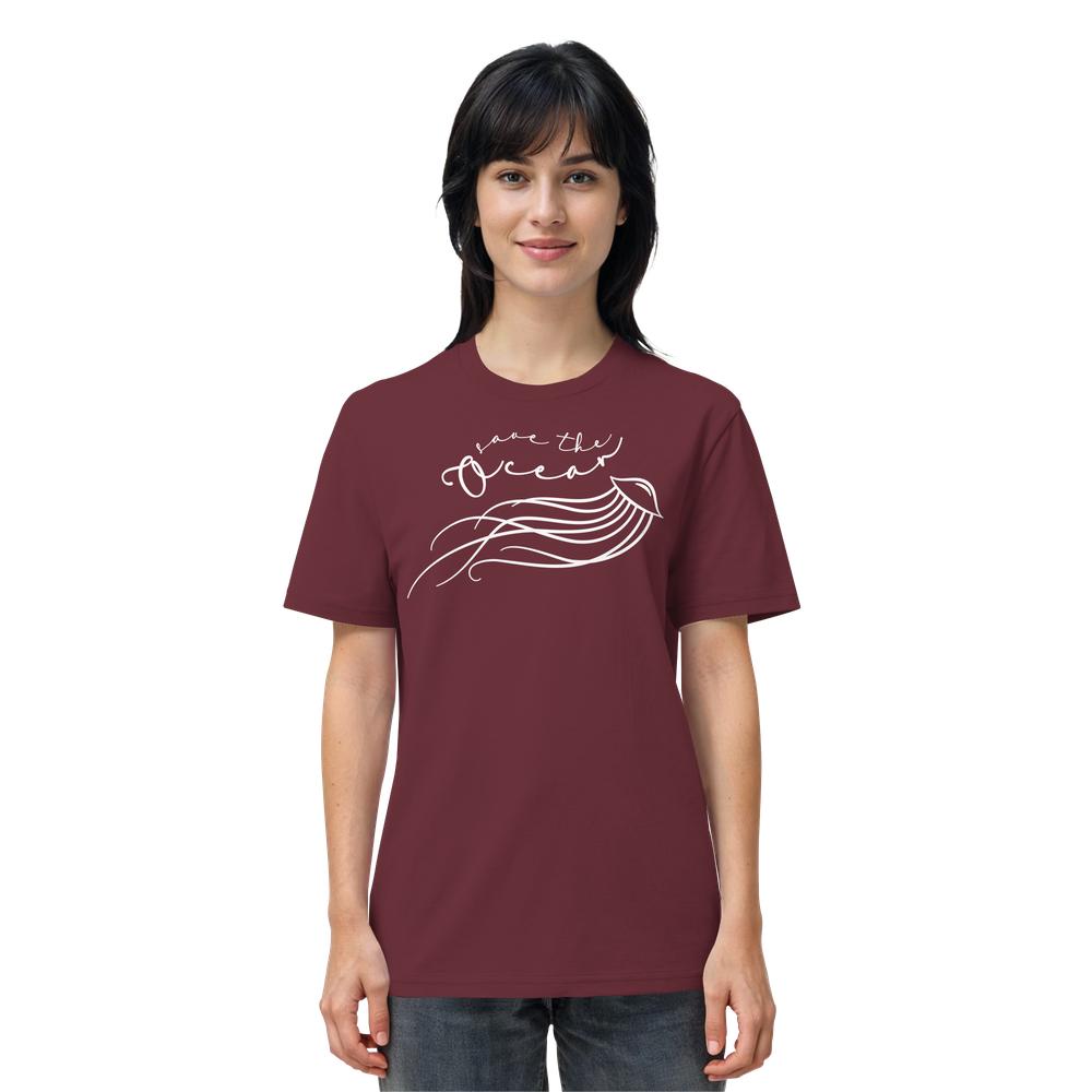 Vegan und Bio Unisex Shirt: Jellyfish - Save the Ocean, Modell trägt burgunderrotes T-Shirt mit Walflosse-Grafik und save the ocean-Slogan, aus Bio-Baumwolle, normale Passform.