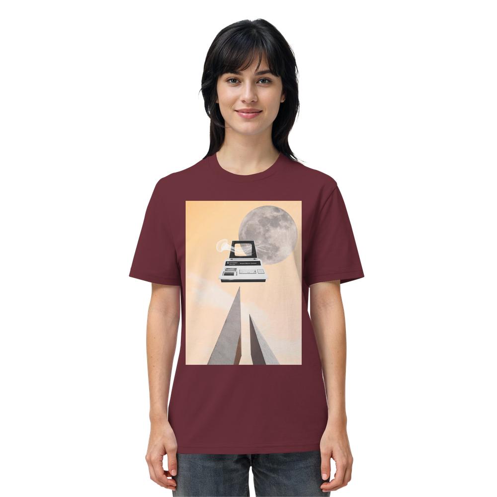 Frau trägt Vegan und Bio Unisex Shirt: Retro Nerd mit surrealem Collage-Design, inkl. Vintage-Computer und Mond über futuristischen Säulen. Hergestellt aus 100% Bio-Baumwolle.