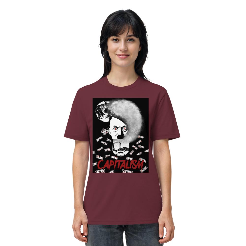 Modell trägt burgunderrotes T-Shirt mit Grafik Capitalism vs. Earth - The Money Game, zeigt kritische Darstellung von Kapitalismus durch Gesicht, Fabriken und Dollar-Scheine.