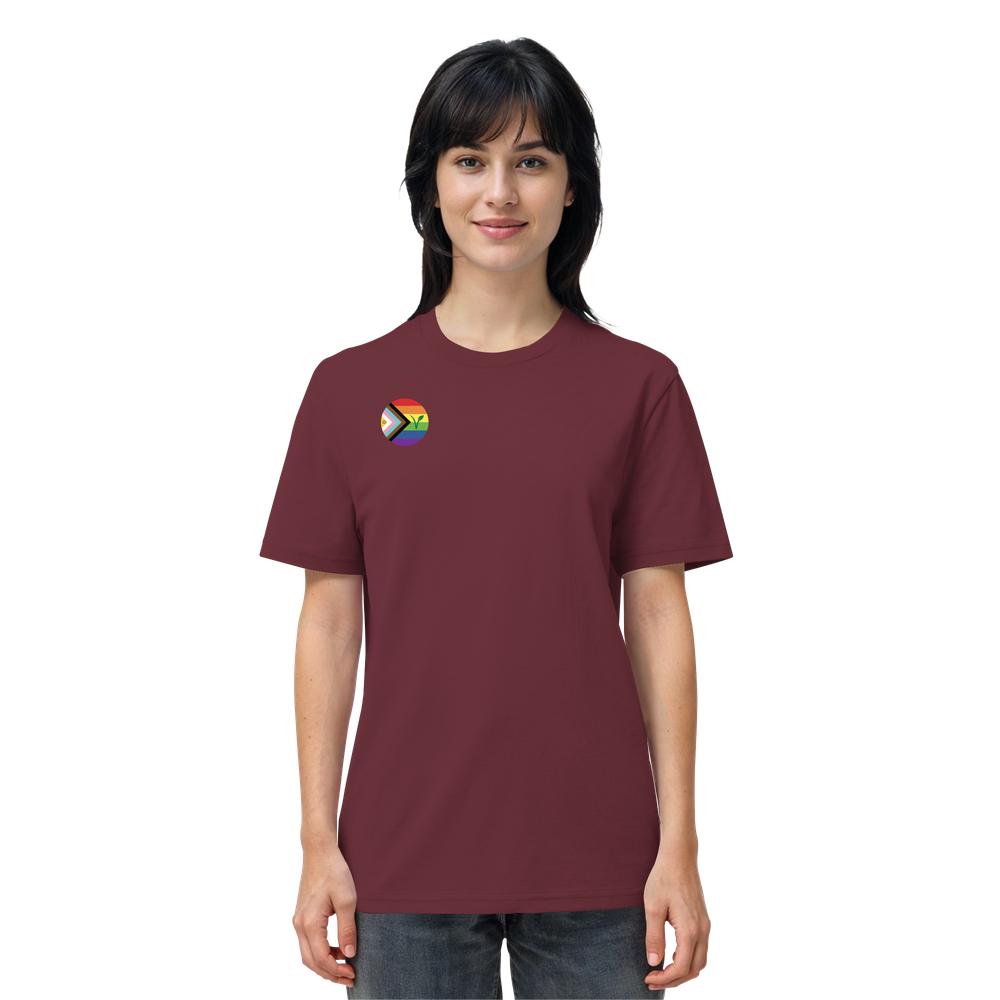 Person trägt ein maroonfarbenes T-Shirt Vegan und Bio Unisex Shirt: LGBTQIA+ VEGAN mit kleinem Progress-Pride-Emblem, aus 100 % Bio-Baumwolle, normale Passform.