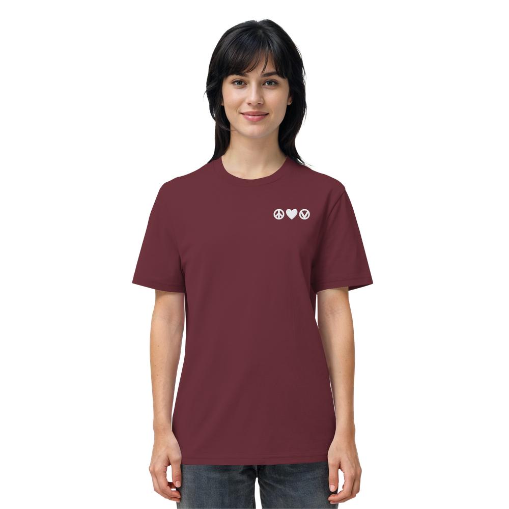 Vegan und Bio Unisex Shirt bestickt: Peace - Love - Veganism, getragen von Frau. Schlichtes Design mit Friedenszeichen, Herz und Vegan-Symbol, aus 100% Bio-Baumwolle.