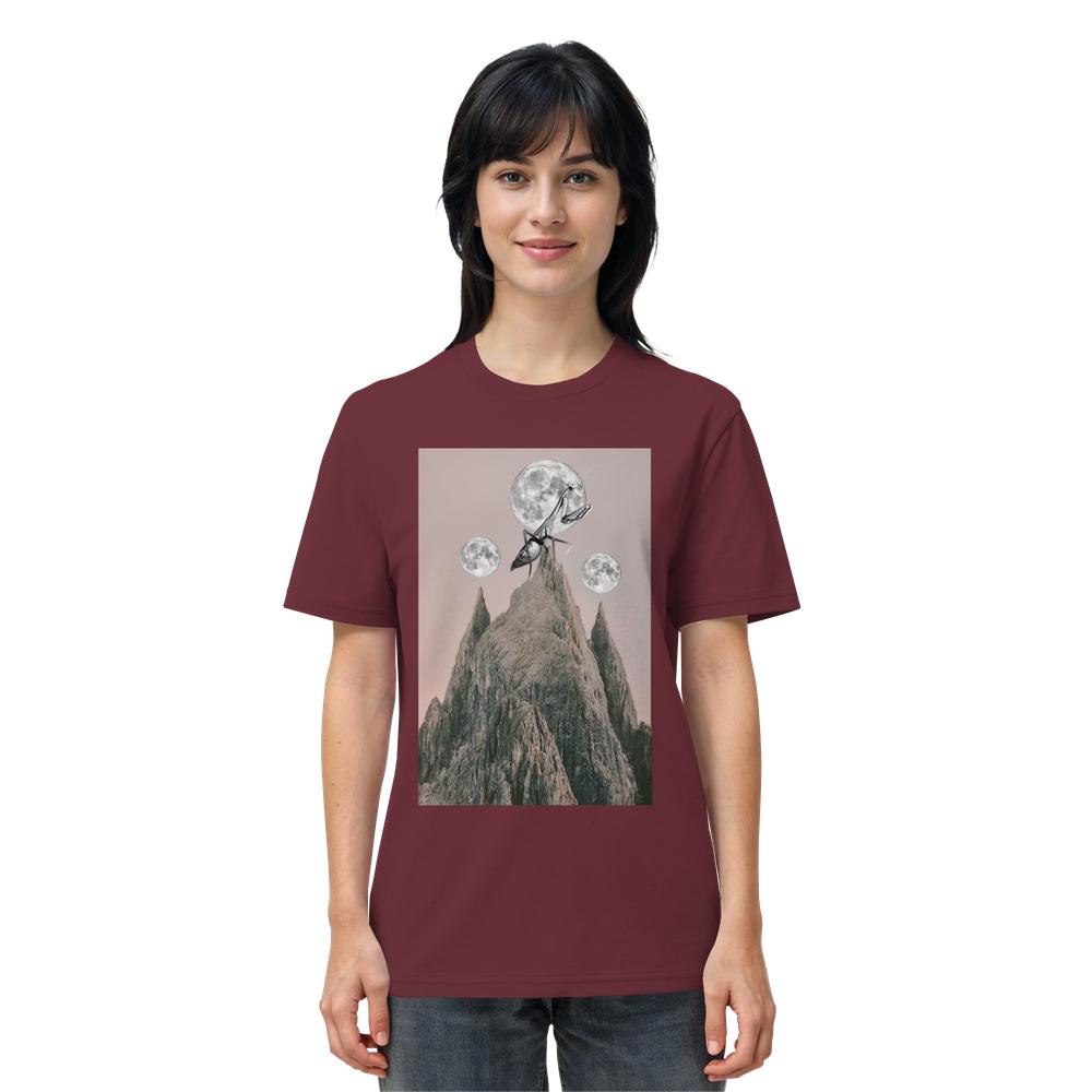 Junge Frau trägt maroonfarbenes Vegan und Bio Unisex Shirt: Gottesanbeterin mit surrealem Druck von Bergen, Monden und einer Ameise; 100 % Bio-Baumwolle, von RUDE REBEL.
