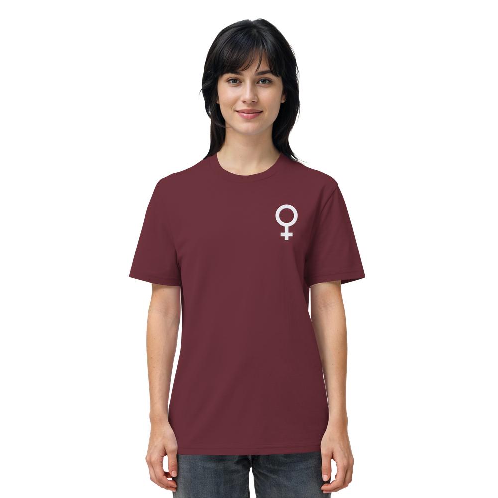 Frau trägt maroones Bio-T-Shirt mit Venus-Symbol, repräsentiert feministische Botschaft. Vegan und Bio Unisex Shirt bestickt: Das Venussymbol - der feministische Kampf.