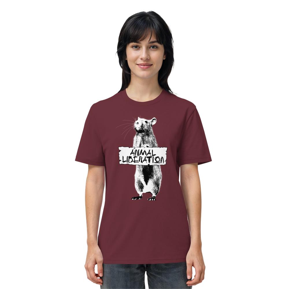 Person trägt ein maroones T-Shirt mit schwarzer Rattenillustration und ANIMAL LIBERATION-Schild, inspiriert von Banksy, aus 100% Bio-Baumwolle, veganes und nachhaltiges Design von RUDE REBEL.