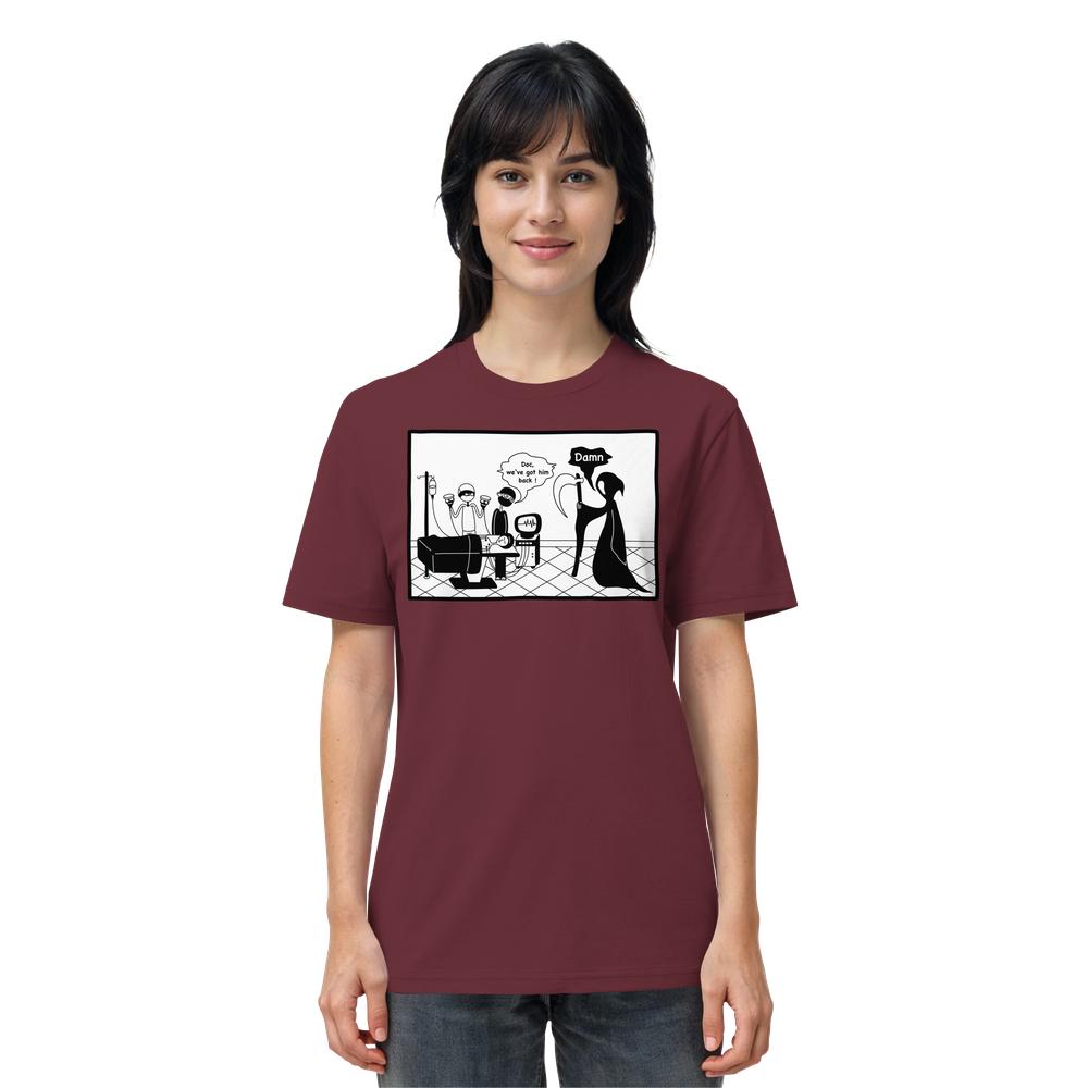 Frau trägt Vegan und Bio Unisex Shirt: Comicstripe - The Reaper mit humorvollem Cartoon über Chirurgen und den Grim Reaper. Hergestellt aus 100 % Bio-Baumwolle.