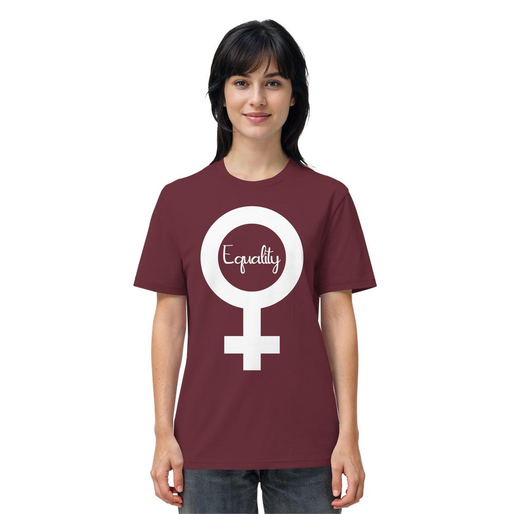 Person trägt burgunderfarbenes T-Shirt mit großem weißen Venus-Symbol und „Equality“-Schriftzug. Produkt: Vegan und Bio Unisex Shirt: Feminismus - Der Kampf um Gleichberechtigung.