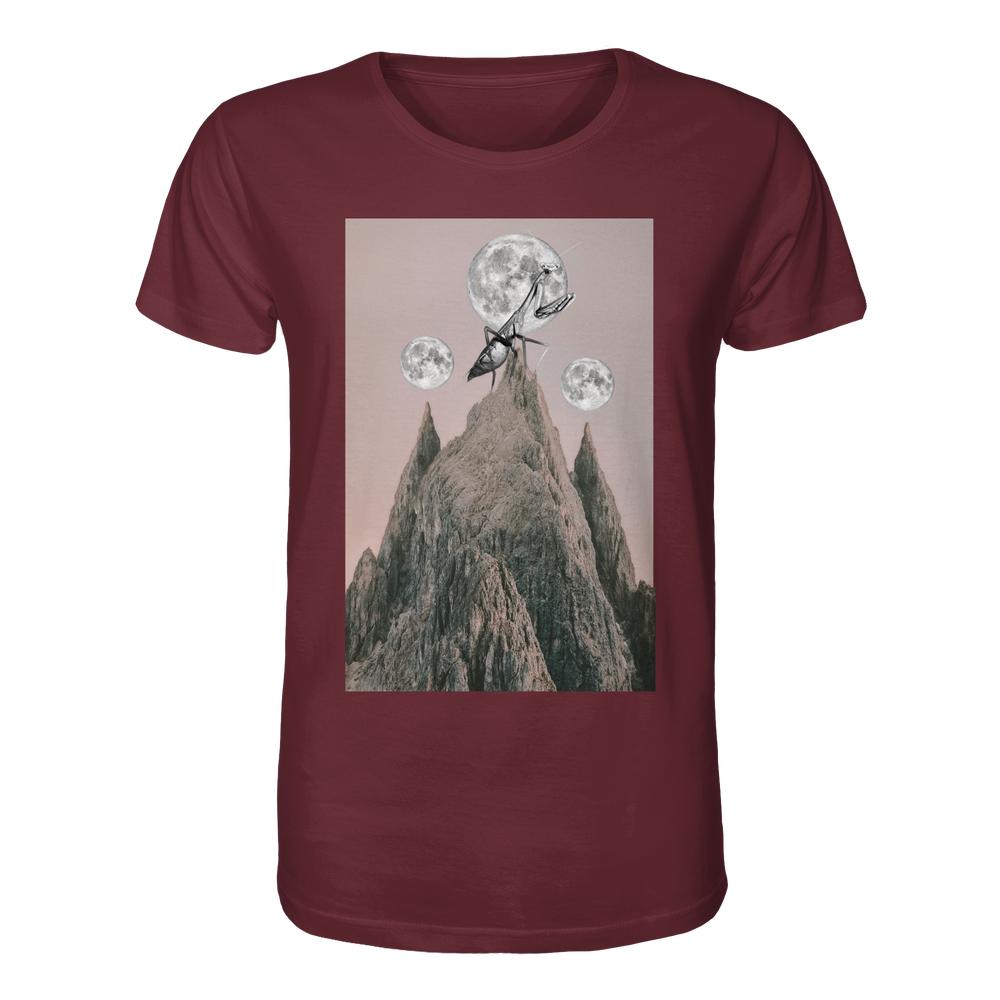Vegan und Bio Unisex Shirt: Gottesanbeterin – Burgunderrotes T-Shirt mit surrealem Motiv: Berggipfel und gigantische Ameise vor drei schwebenden Monden. 100% Bio-Baumwolle, normale Passform.