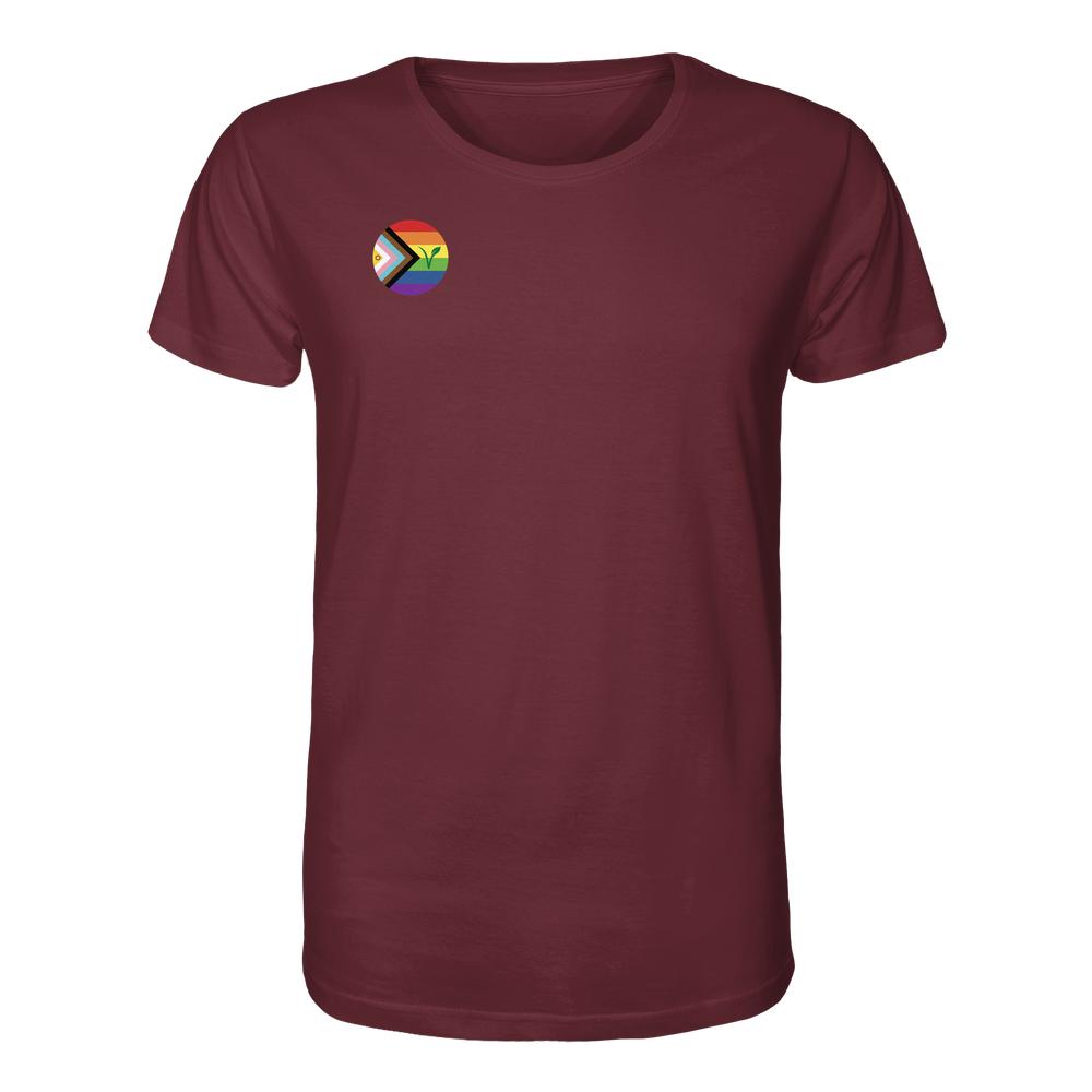 Kurzärmeliges maroon T-Shirt für Damen mit LGBTQIA+ VEGAN-Design, das eine inklusive Pride-Botschaft mit Umweltwerten durch ein Blatt-Symbol auf der Brust zeigt.