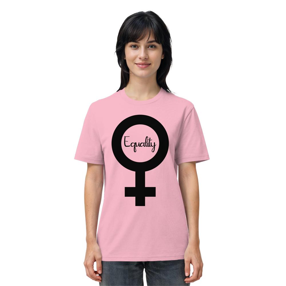 Junge Frau trägt ein Vegan und Bio Unisex Shirt: Feminismus - Der Kampf um Gleichberechtigung, mit großem Venus-Symbol und Equality Aufschrift, stehend vor weißem Hintergrund.