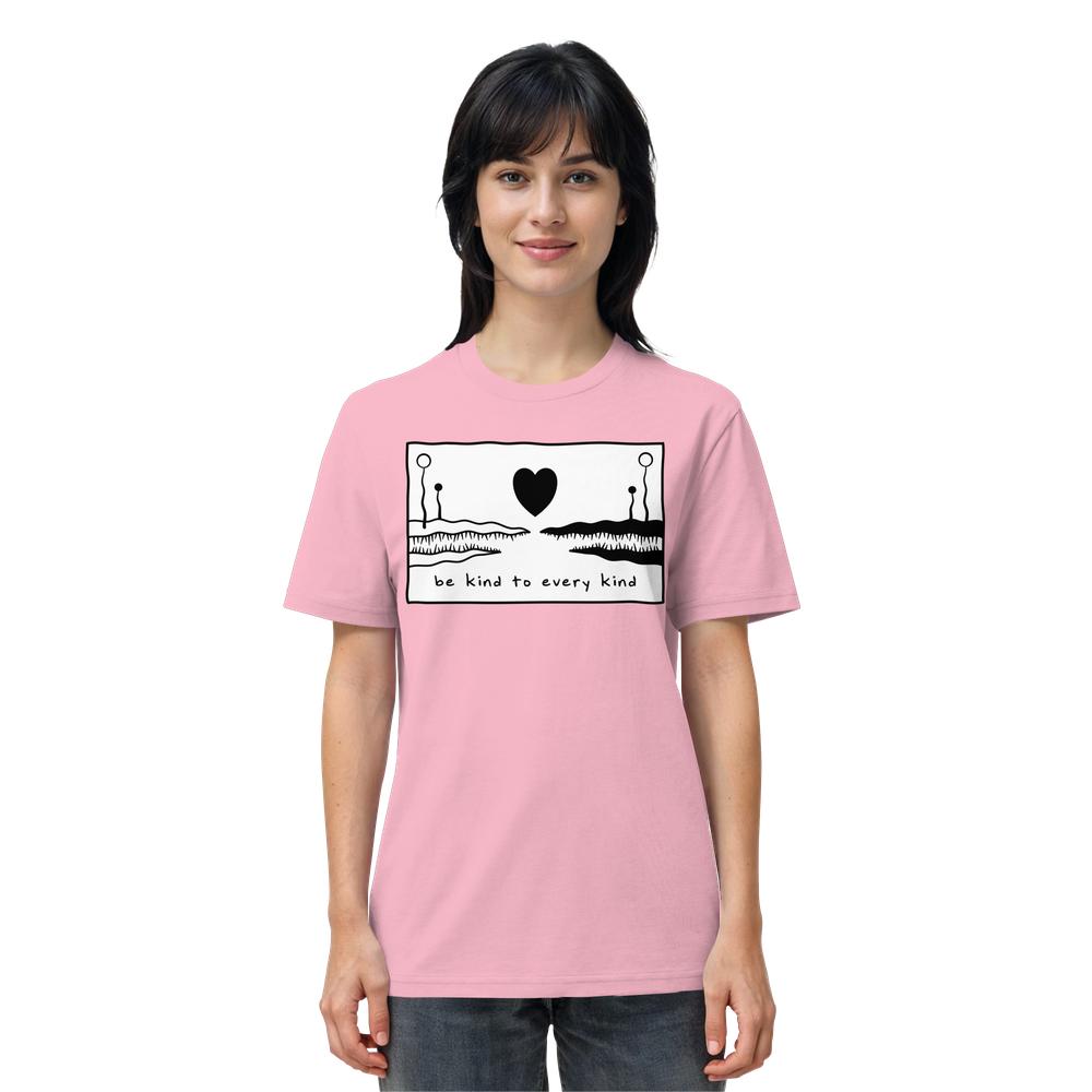 Frau trägt ein light pinkes T-Shirt “Vegan und Bio Unisex Shirt: Be kind to every kind” mit schwarzem Slogan und Herzgrafik, aus 100% Biobaumwolle, von RUDE REBEL.
