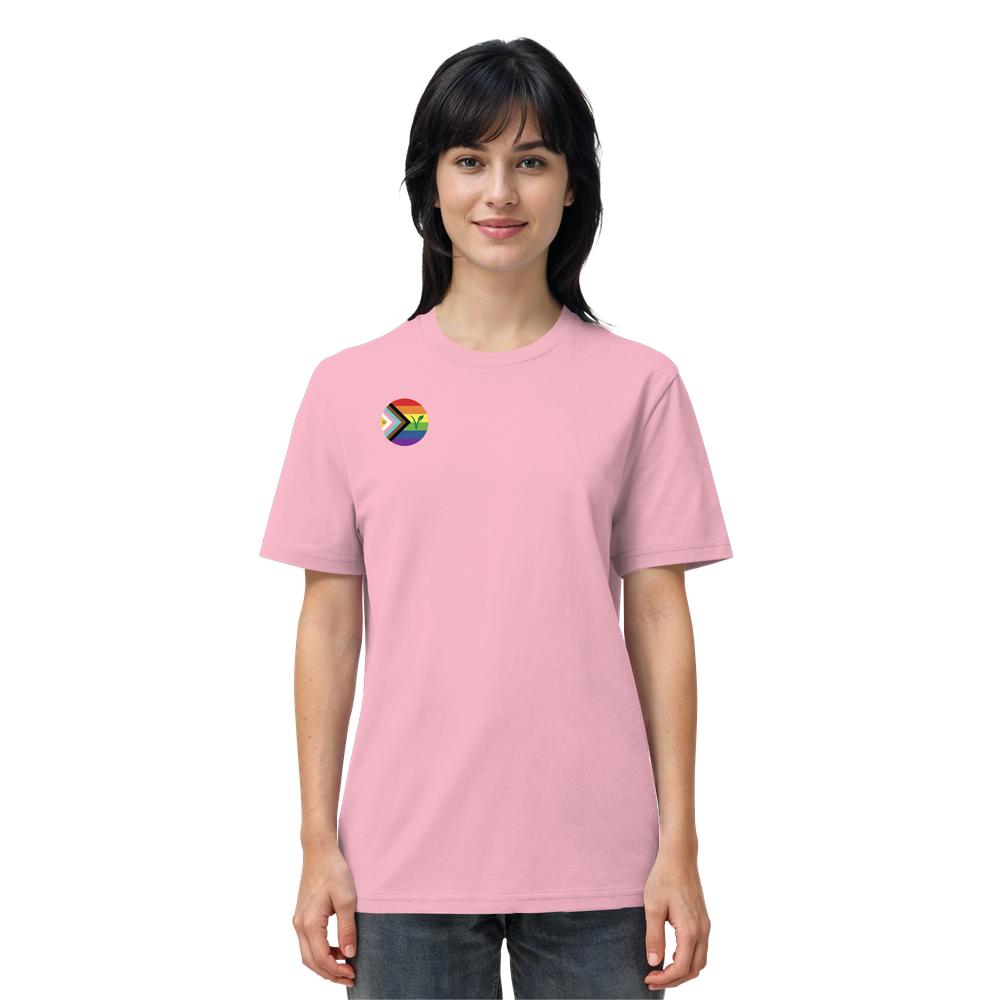Frau trägt das Vegan und Bio Unisex Shirt: LGBTQIA+ VEGAN mit Progress-Pride-Flagge-Logo auf der Brust, kombiniert mit dunklen Jeans.