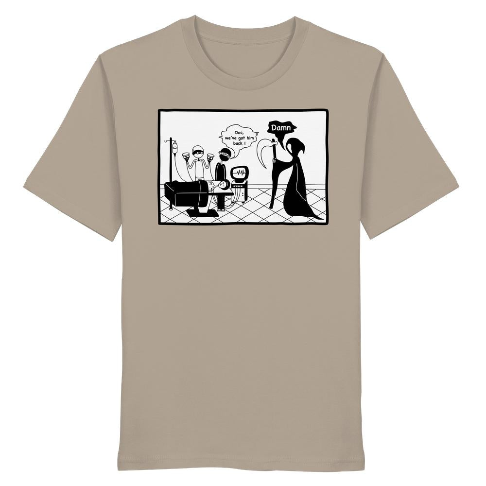 Vegan und Bio Unisex Shirt: Comicstripe - The Reaper, zeigt ein humorvolles Cartoon-Operationsszenario, in dem der Sensenmann neben Ärzten steht, die einen Patienten wiederbeleben.