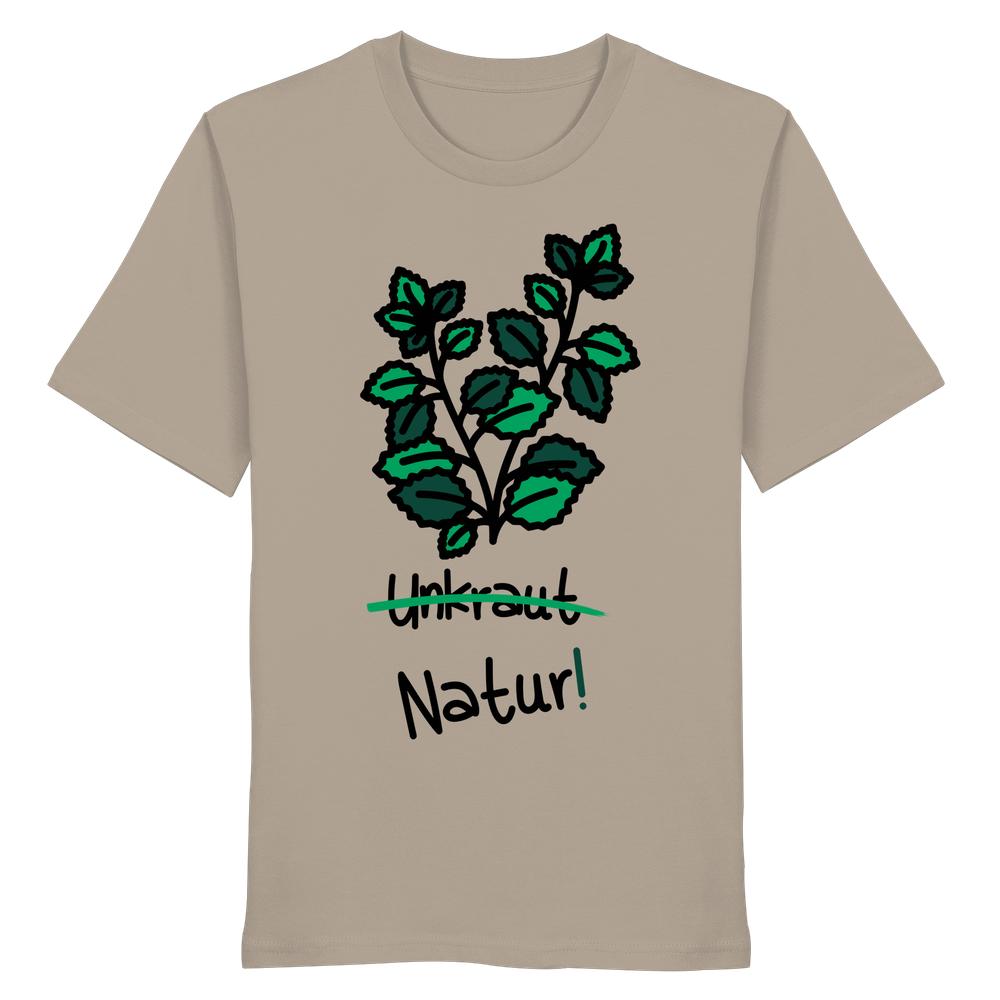 Beiges T-Shirt mit grünen Blättern, Aufschrift Unkraut durchgestrichen, darunter Natur! Handlettering. Vegan und Bio Unisex Shirt: Brennnessel - Naturschutz.