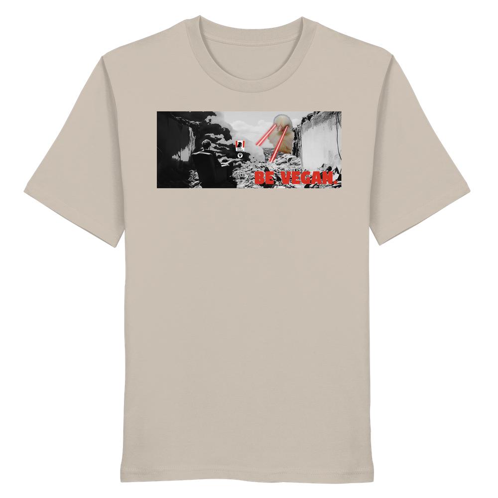 Vegan und Bio Shirt: BE VEGAN. - Angry bird. Kurzarm-T-Shirt mit rebellischem Druck: Figur auf Ruinenlandschaft, riesiger Vogelkopf, rote Laserstrahlen, Aufschrift „BE VEGAN!“.