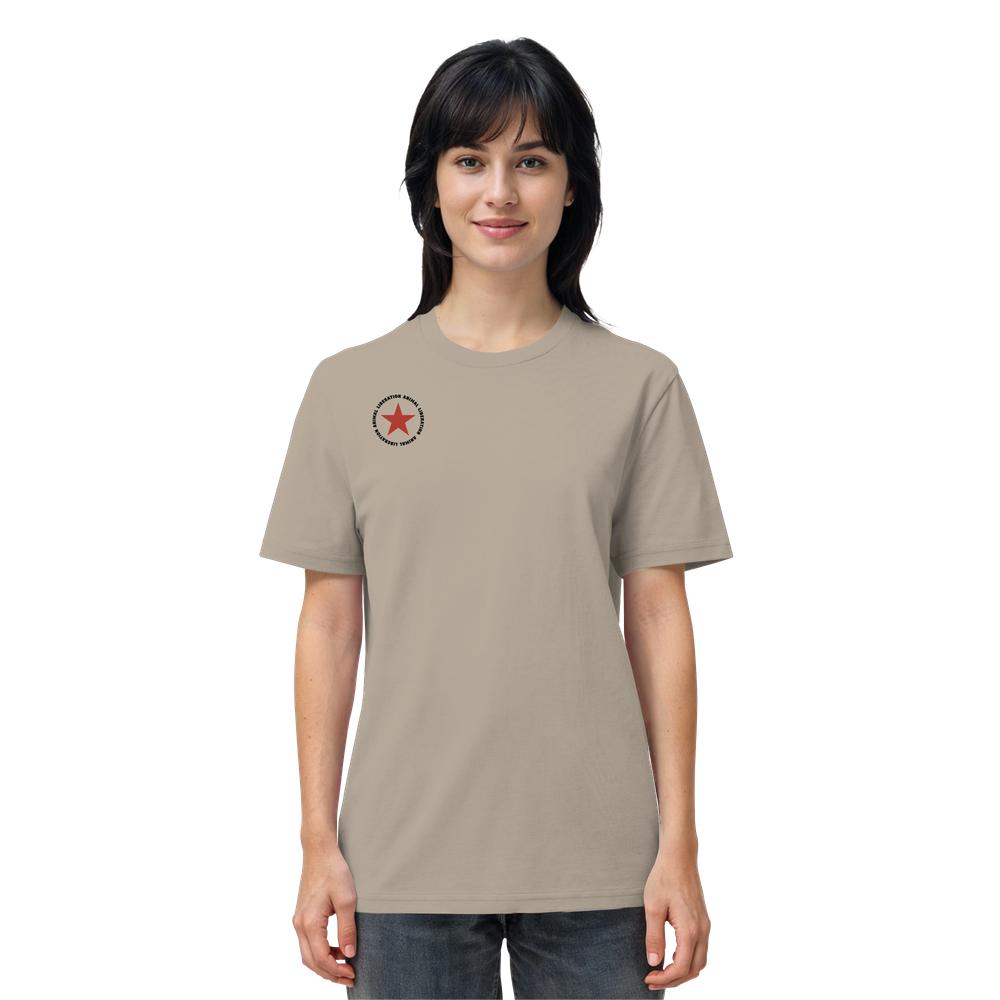 Junge Frau trägt ein Vegan und Bio Unisex Shirt: Red Star - Animal Liberation aus 100% Biobaumwolle, mit kleinem roten Stern-Emblem auf der Brust.